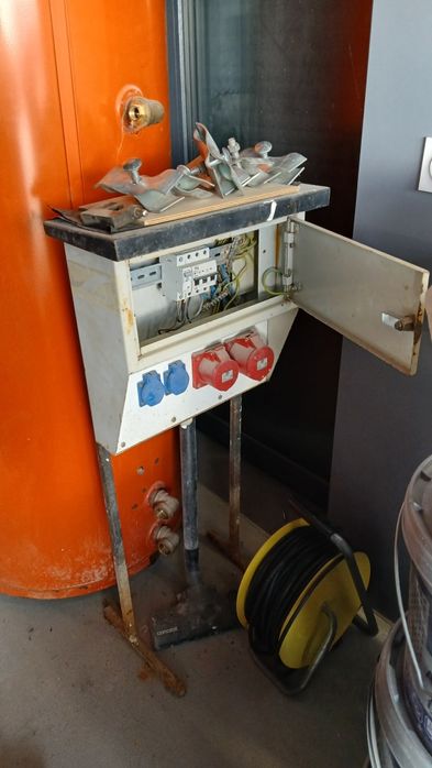 Skrzynka elektryczna budowlana