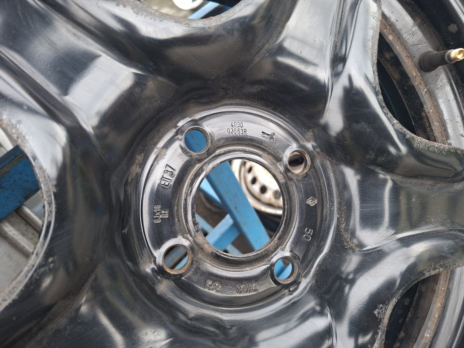 Диски структурні металеві з ковпаками 4/100 R16 6J ET37 Dacia Renault .
