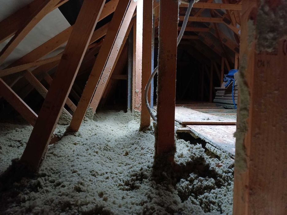 nadmuch izolacji (wełna, celuloza). Ocieplenia sufitów i poddaszy