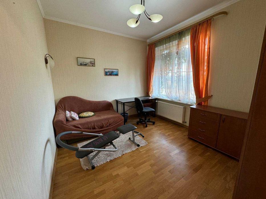 Сучасний будинок біля річки у Варварівці