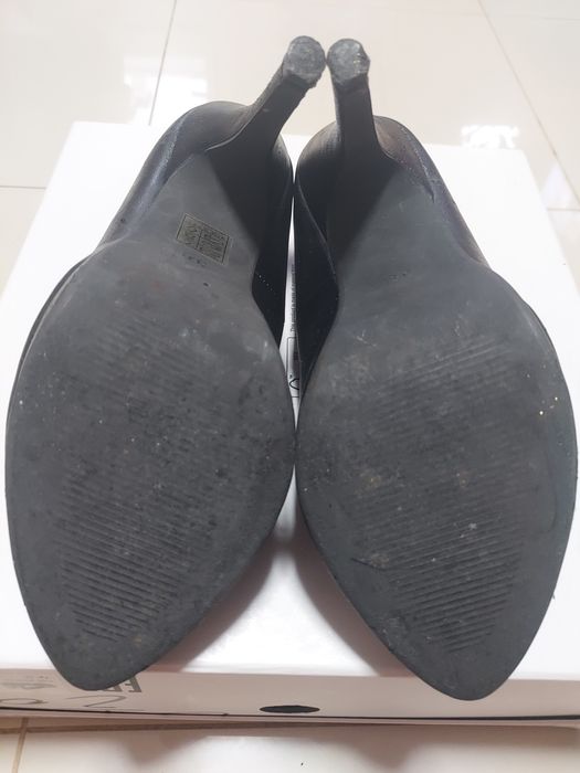 Sapatos feminino de salto alto preto da Texto