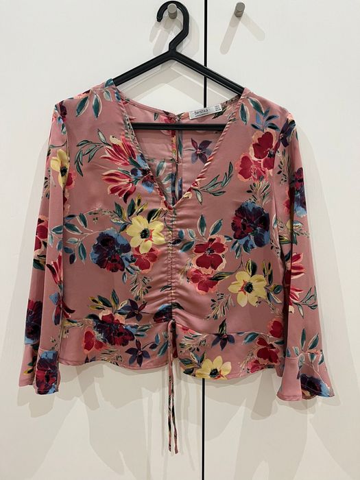 Blusa floral com manga 3/4 e com fita para ajusar ao meio tam S
