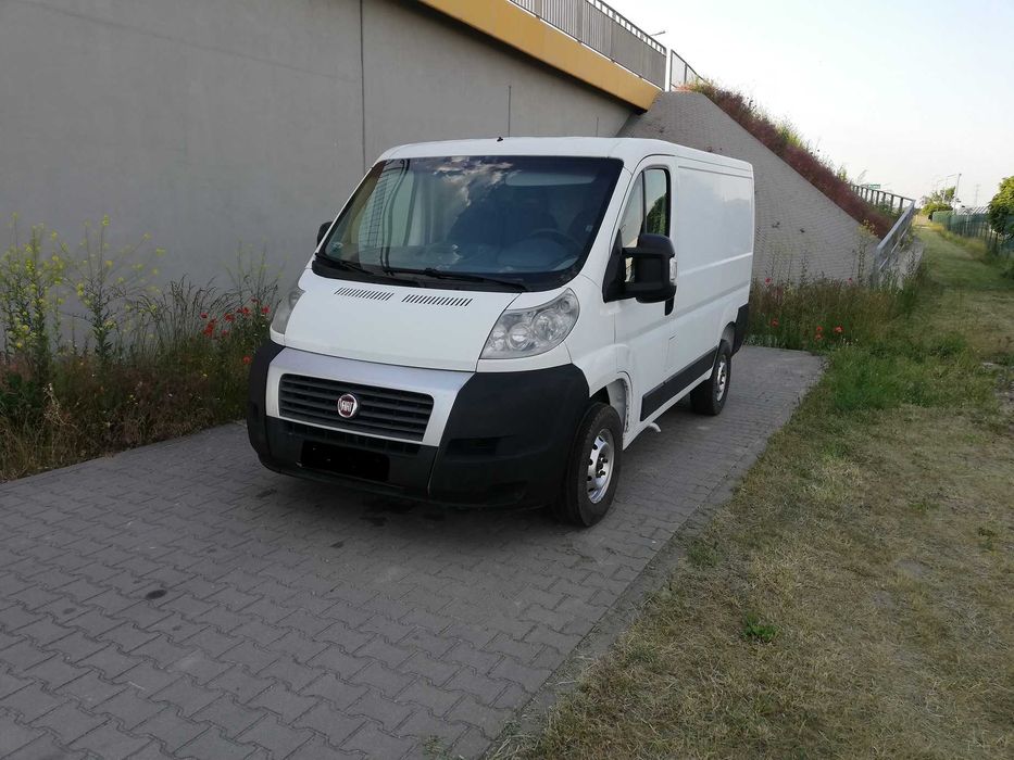 Wypożyczalnia wynajem samochodów dostawczych z HAKIEMciężarowych busów