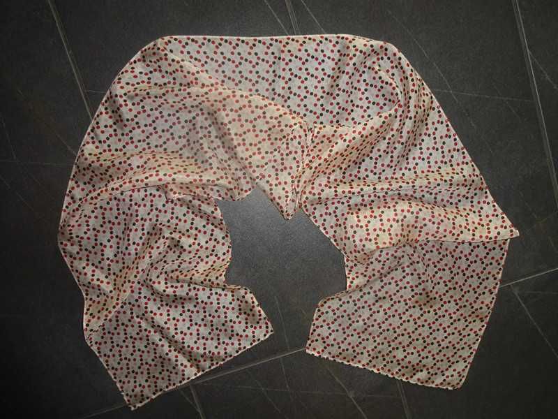 jedwabny biały szal szalik szaliczek apaszka w kolorowe grochy groszki