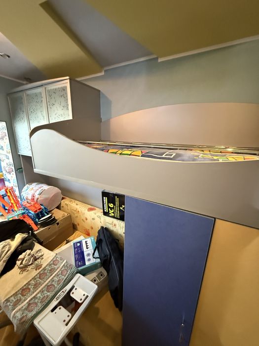 Двухэтажная кровать детская с мебелью вся, шкаф и тд