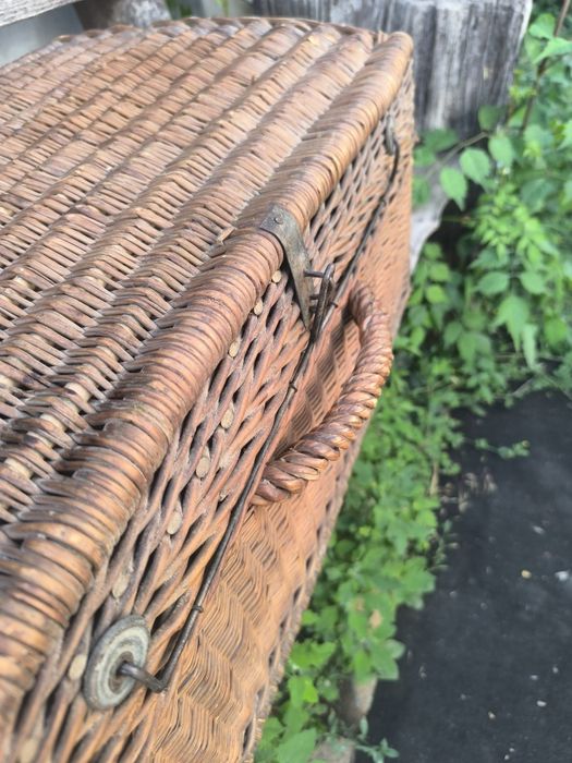 Древний плетёный из лозы антикварный чемодан.чемодан.