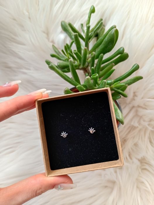 Małe kolczyki łapki w kolorze srebrnym glamour