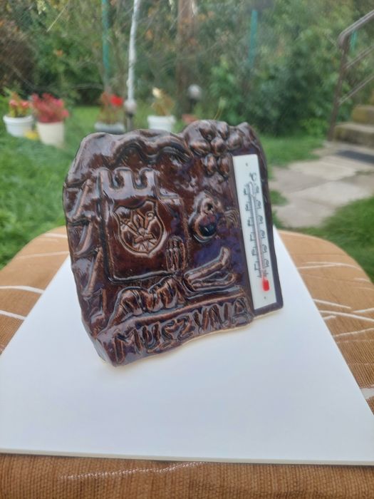 Płaskorzeźba z gliny, szkliwiona z termometrem