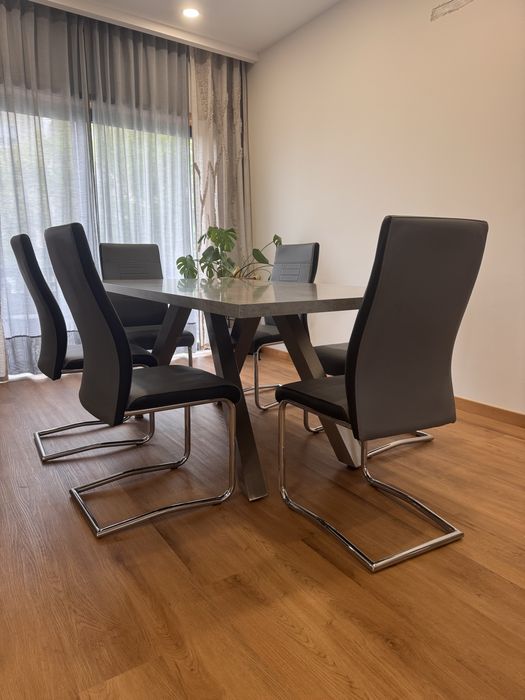 Mesa e cadeiras de jantar
