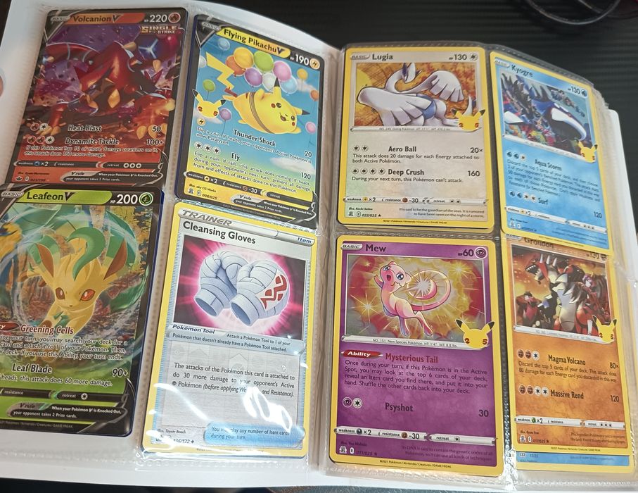 Cartas Pokémon diferentes coleções