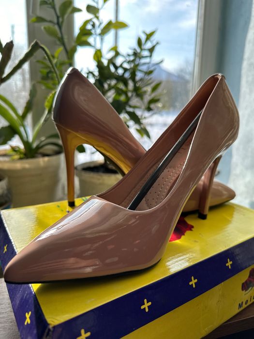 Лакові жіночі туфлі бежевого кольору