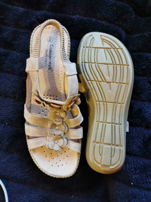 Sandały na koturnie 39