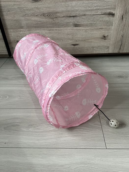 Różowy tunel dla kota do zabawy