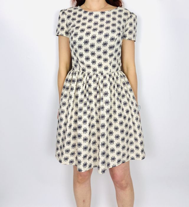 Kremowa sukienka z granatowym wzorem M 38 Atmosphere