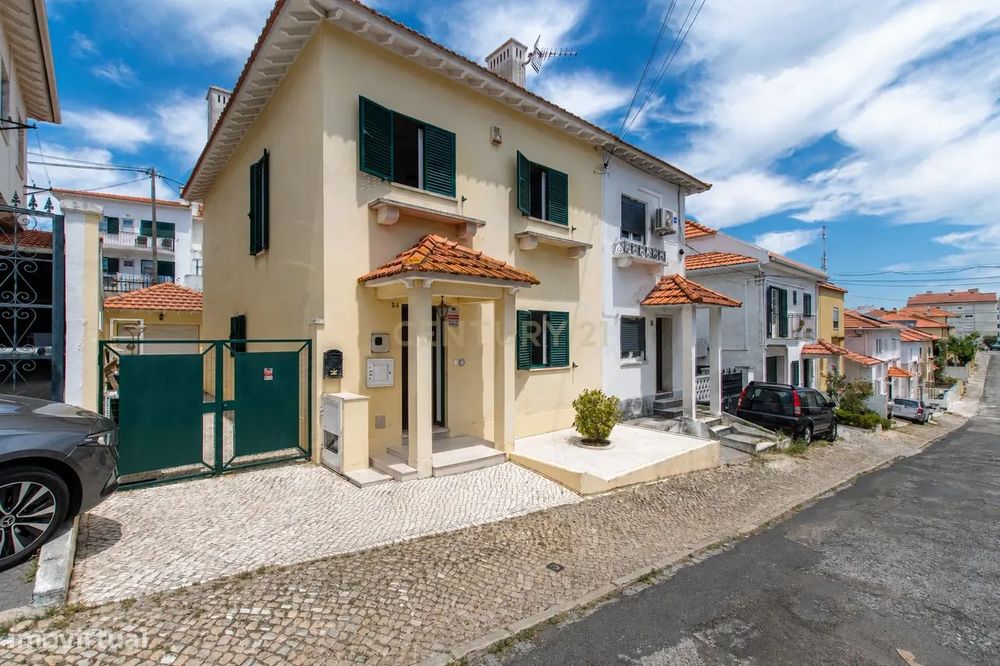 Moradia T4 Bairro da Encarnação com garagem, cave e logradouro
