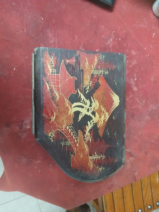 caixa de música em forma de piano com uma bailarina