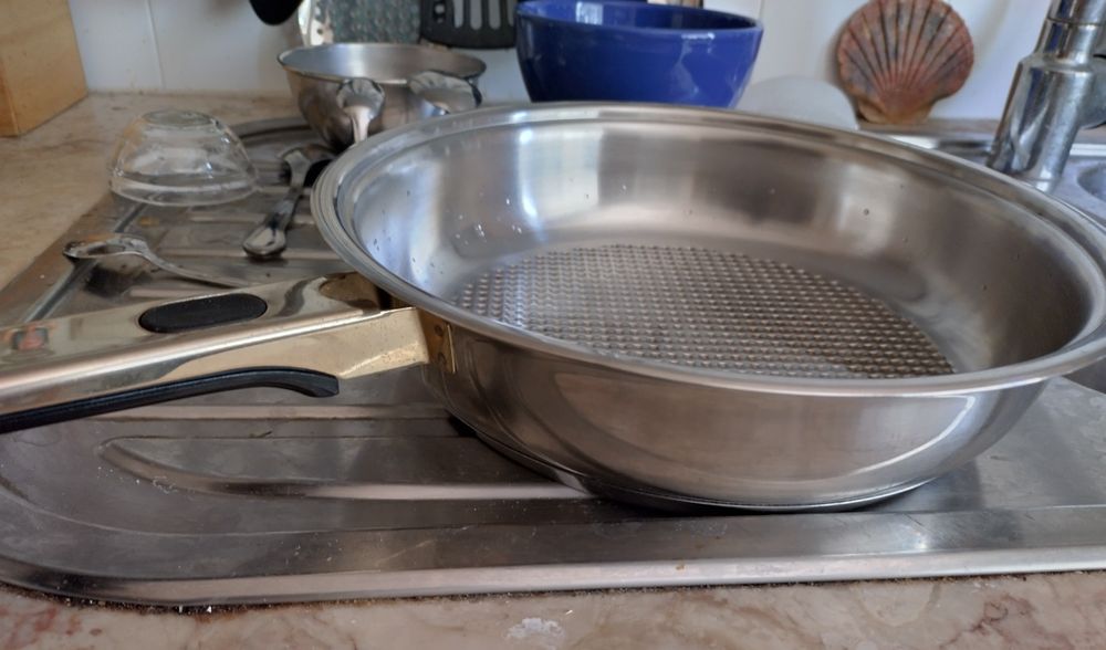 Frigideira aço inoxidável Artame fundo de relevo pouco usada