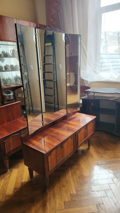 Меблі шафи ліжка домашні