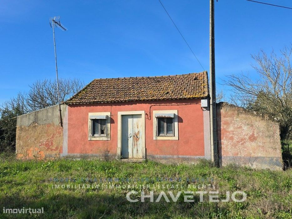 Casa de campo para renovação com excelente potencial perto de Tomar