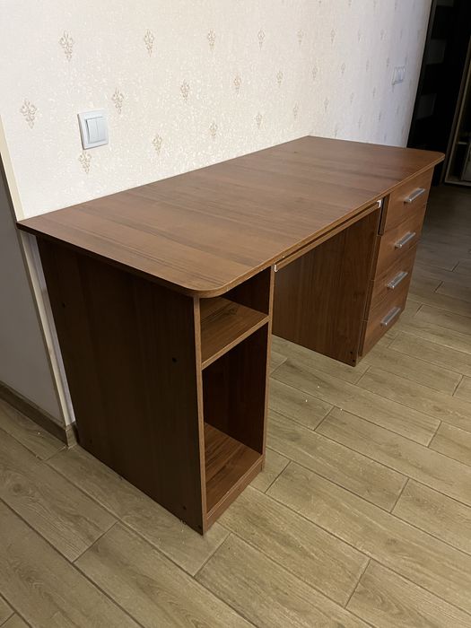Стіл компʼютерний.
