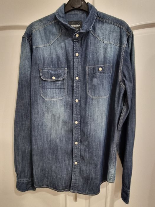 Camisas de ganga azul.