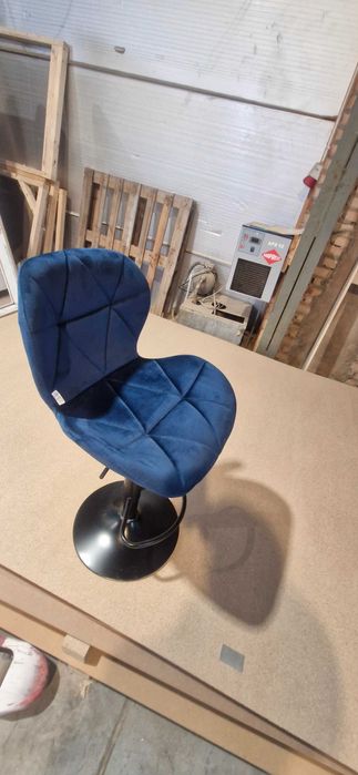 Sprzedam hokery welurowe.