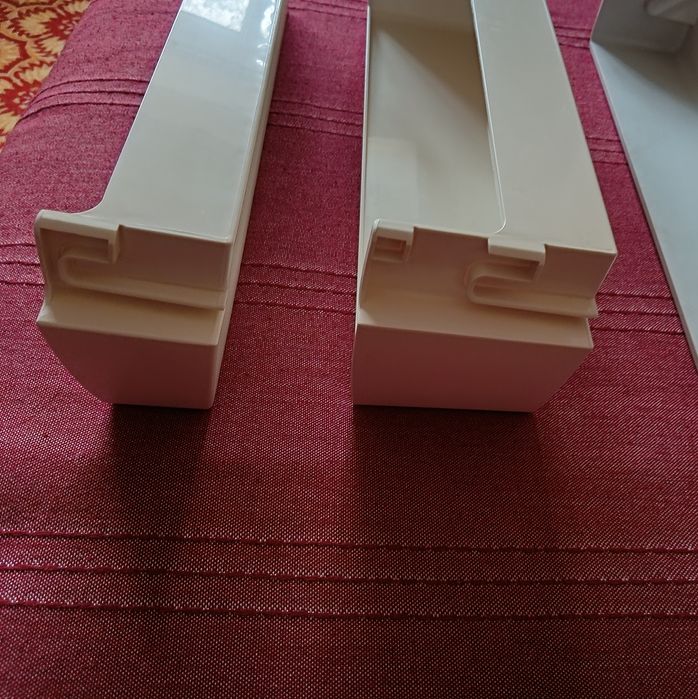 Полички на дверцята холодильника.