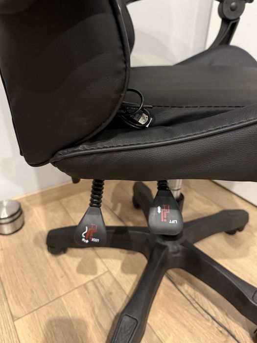 Fajne Krzeslo geamingowe z masażem Nowe !