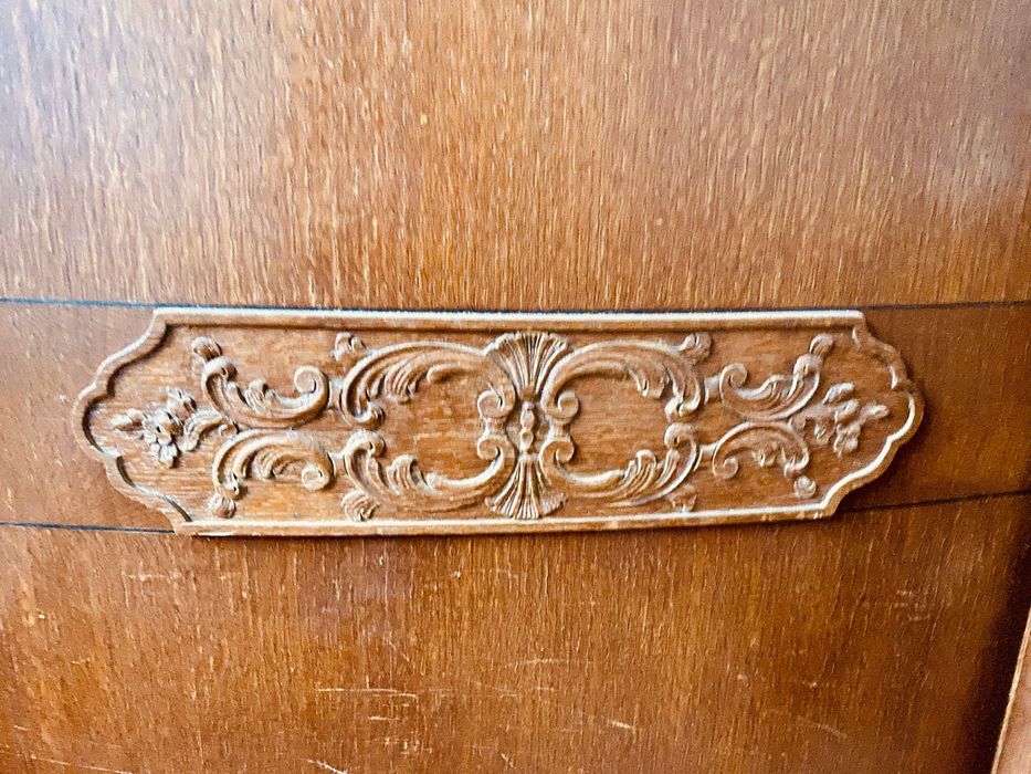 Roupeiro antigo de madeira de três portas