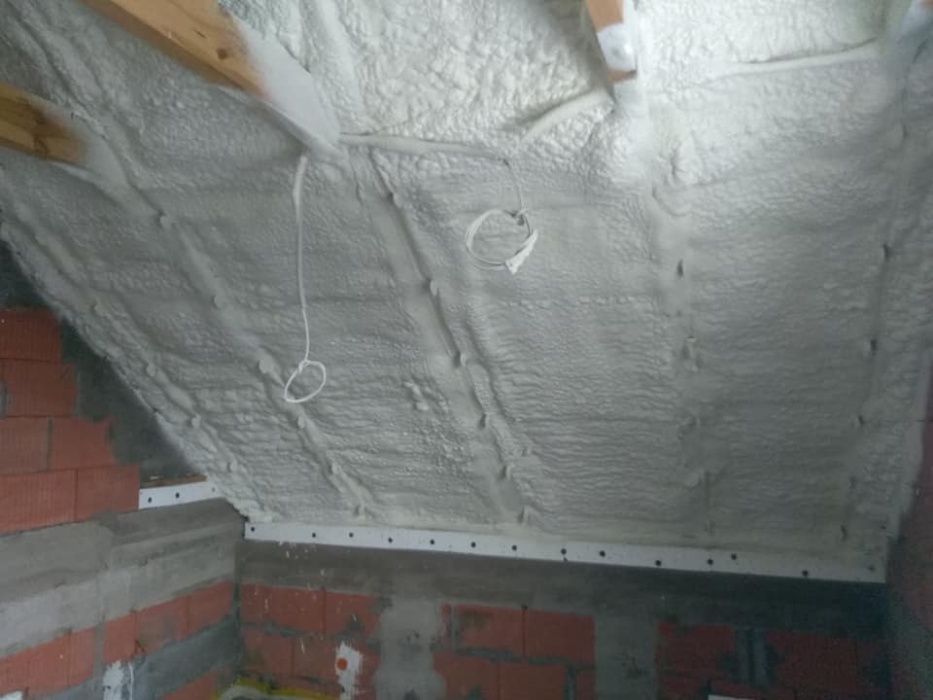 Docieplanie poddasza pianką Pianowanie PUR Ocieplanie pianą