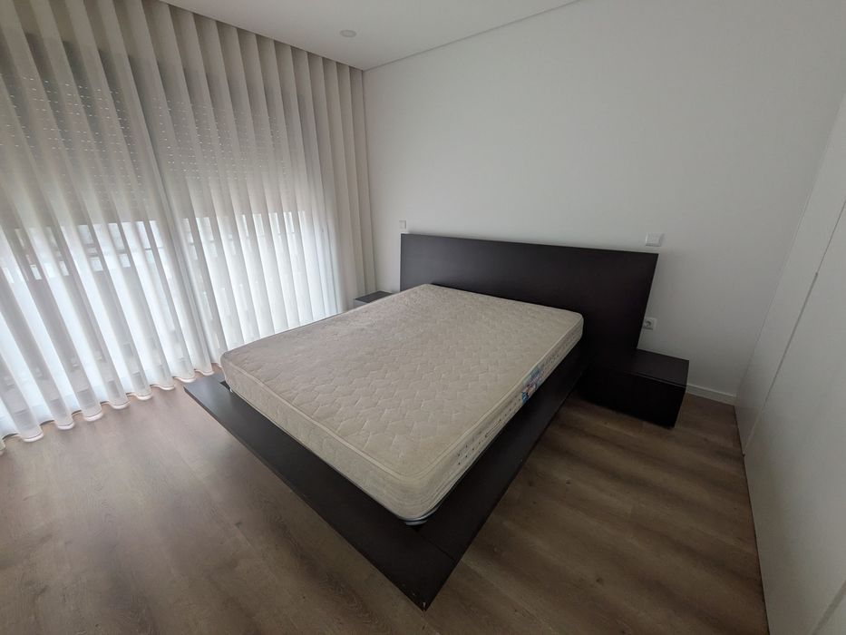 Cama de casal com colchão e mesas cabeceira