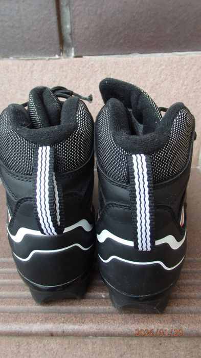 Buty sportowe marki Classic rozmiar 37.