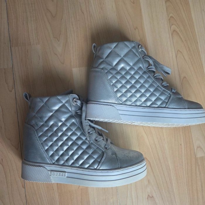 Srebne wysokie sneackersy Guess r. 38