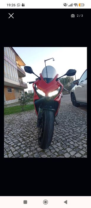 CBR 650 R vermelha