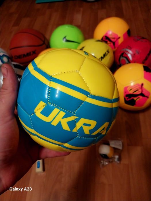 Мячики футбольные