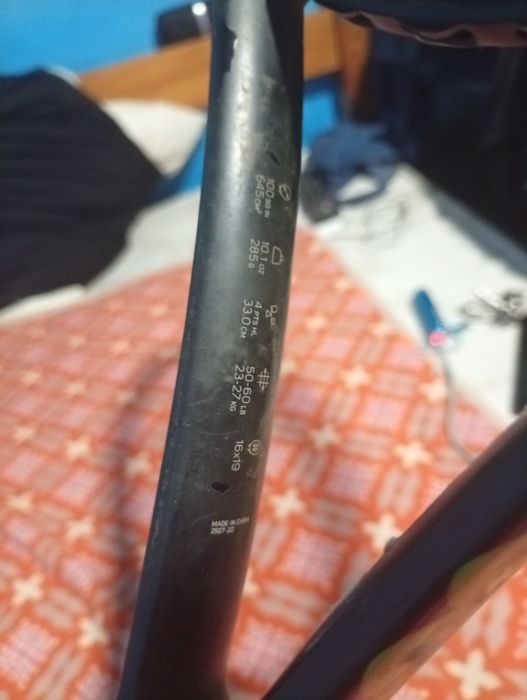 raquete de ténis é uma Wilson Blade V7, reconhecível pelo seu design