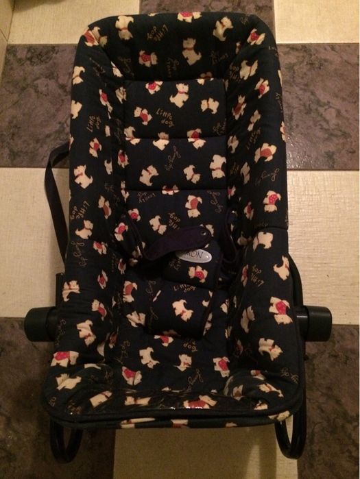 Fotelik regulowany, prawie jak nowy.