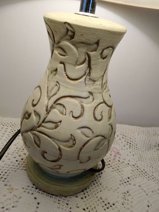 Candeeiro de mesa creme/dourado