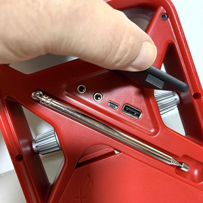 Зарядное устройство с ручным генератором и солнечной панелью и радио