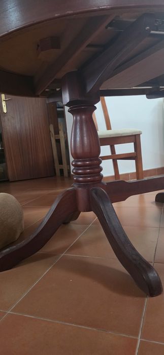 Mesa de sala em madeira maciça