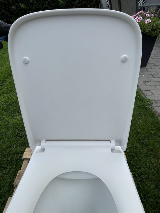 Misa wc omnires pod stelaż z deską wolnoopadającą.
