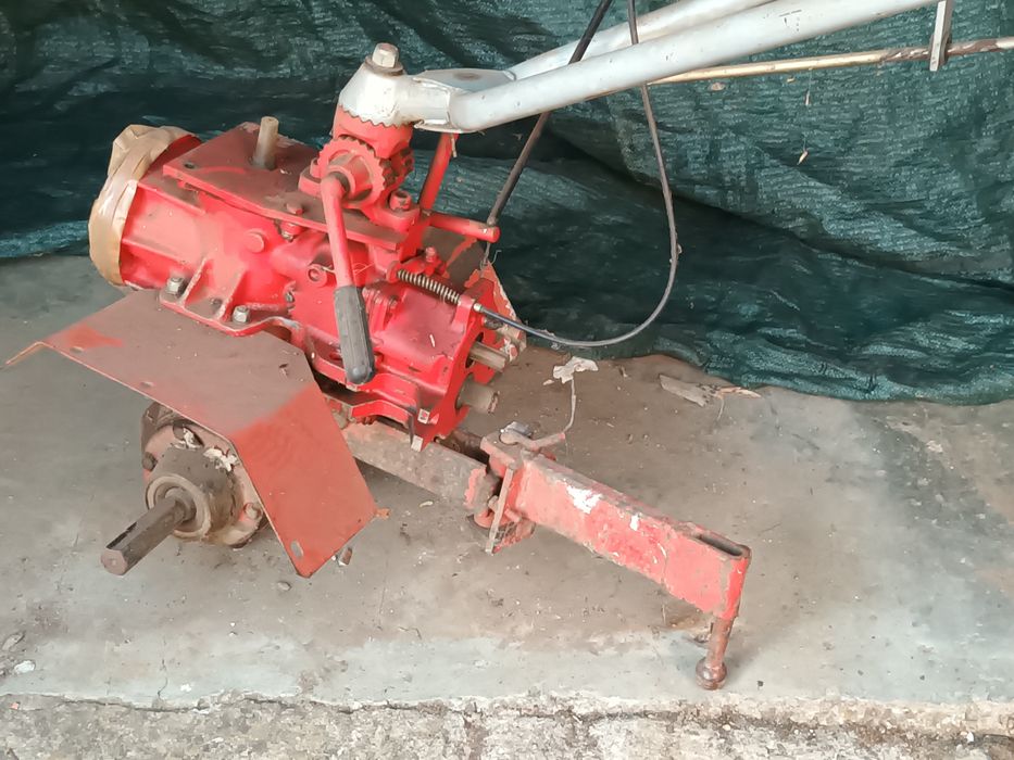 Várias alfaias e caixa de  transferências motoenxada