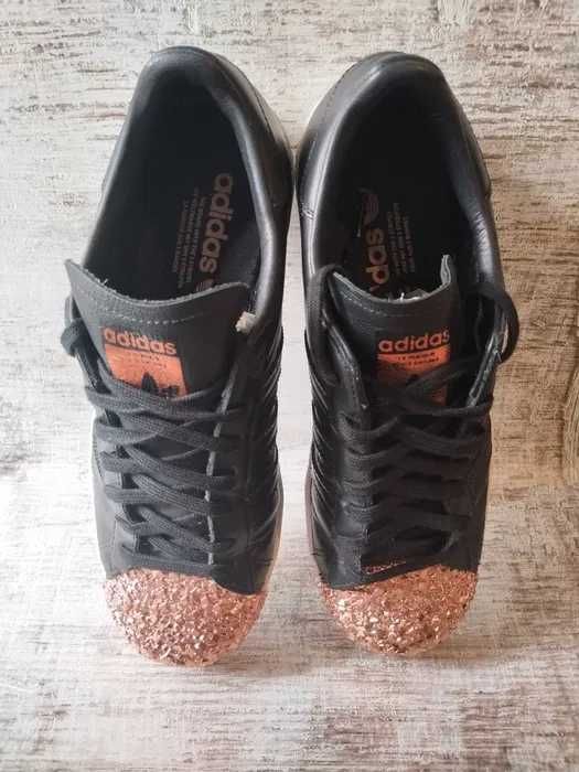 Adidas superstar brokatowy przód.