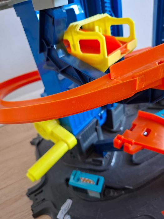 Hot Wheels City GJL14 Mega Garaż Atak Dinozaura T-Rex + gratis