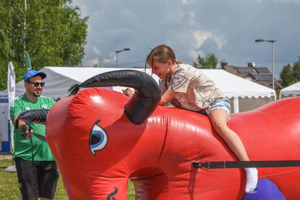 piana party, zjeżdżalnie, tory przeszkód, byk rodeo i wiele innych atrakcji