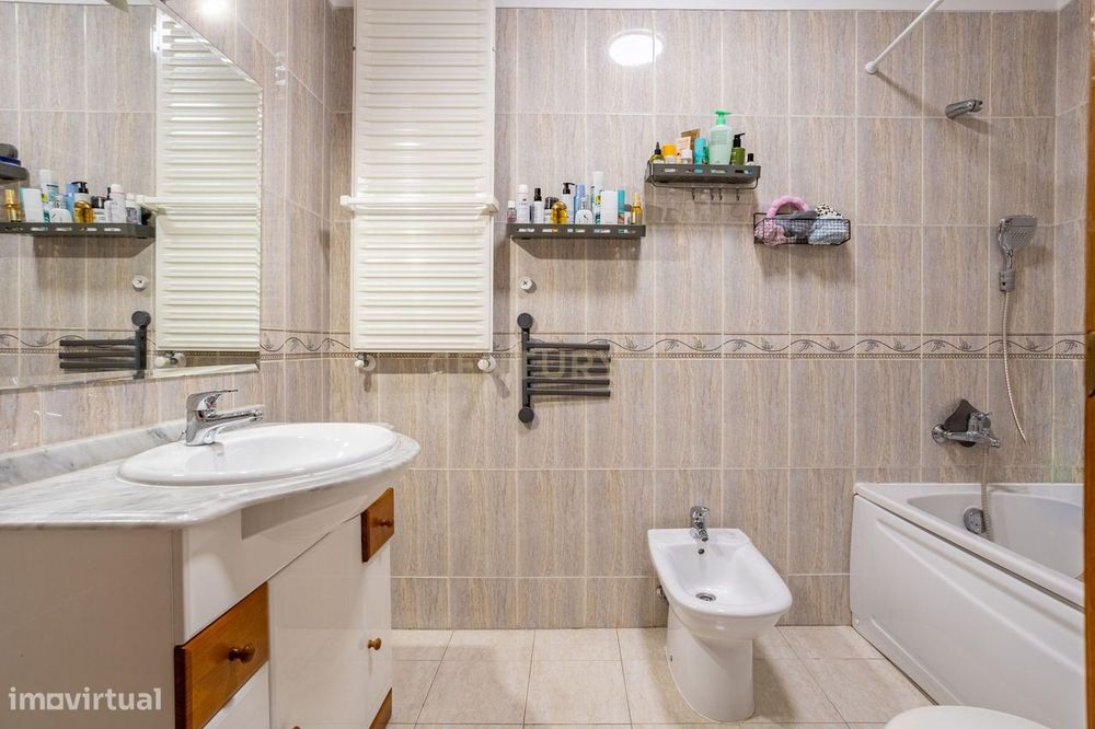Apartamento T3 em Prior Velho com garagem