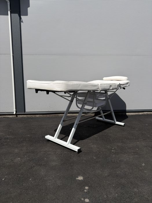 Кресло - кушетка косметологическое.