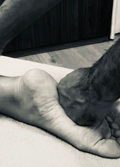 Massagista masculina profissional esportivo è relaxante