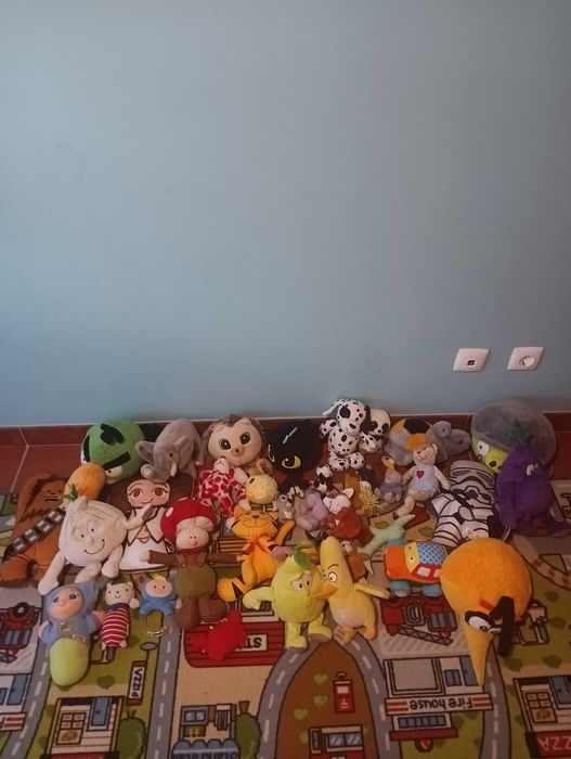 Peluches, cerca de 40