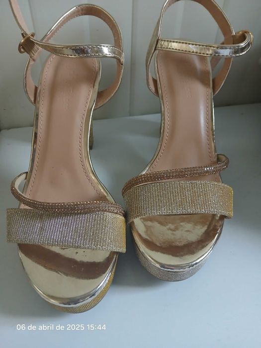 Sandálias lindíssimas em ótimo estado